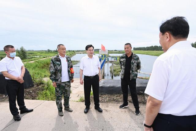 防汛常規物資中主要包含麻袋吸水膨脹袋,無紡布吸水膨脹袋,防汛沙袋,防汛噸袋,防汛編織袋,雨衣,雨靴,雨傘,彩條布,工兵鏟,十字鎬,八磅錘,應急救生包等。
