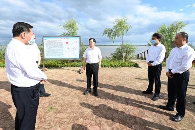 防汛常規物資中主要包含麻袋吸水膨脹袋,無紡布吸水膨脹袋,防汛沙袋,防汛噸袋,防汛編織袋,雨衣,雨靴,雨傘,彩條布,工兵鏟,十字鎬,八磅錘,應急救生包等。