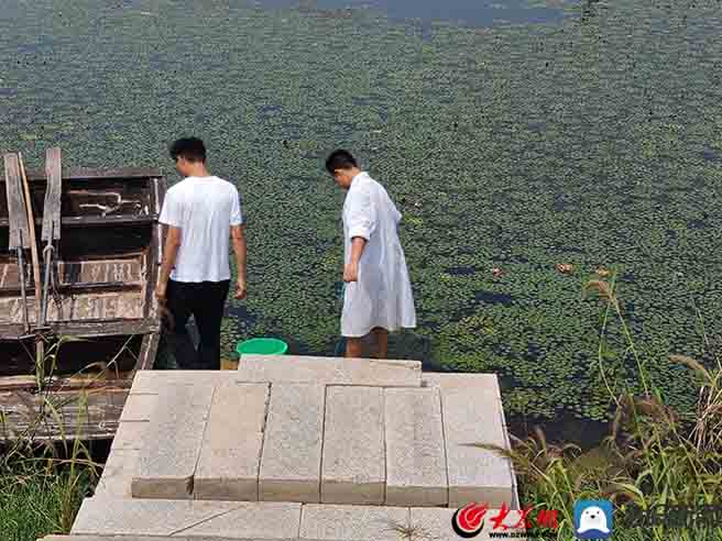 防汛常規物資中主要包含麻袋吸水膨脹袋,無紡布吸水膨脹袋,防汛沙袋,防汛噸袋,防汛編織袋,雨衣,雨靴,雨傘,彩條布,工兵鏟,十字鎬,八磅錘,應急救生包等。