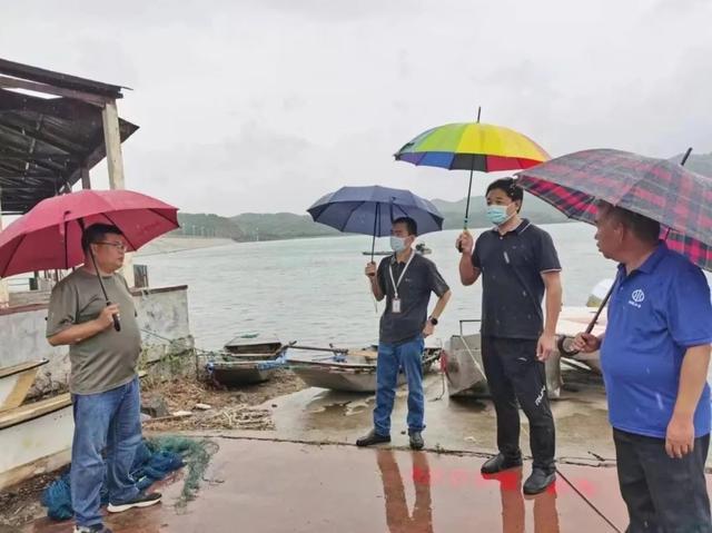 防汛常規物資中主要包含麻袋吸水膨脹袋,無紡布吸水膨脹袋,防汛沙袋,防汛噸袋,防汛編織袋,雨衣,雨靴,雨傘,彩條布,工兵鏟,十字鎬,八磅錘,應急救生包等。