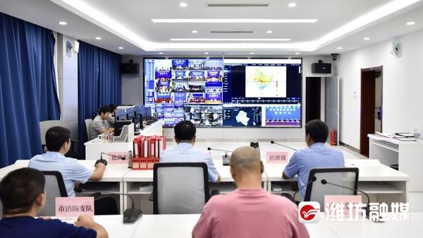 防汛常規物資中主要包含麻袋吸水膨脹袋,無紡布吸水膨脹袋,防汛沙袋,防汛噸袋,防汛編織袋,雨衣,雨靴,雨傘,彩條布,工兵鏟,十字鎬,八磅錘,應急救生包等。