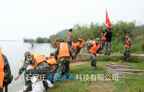 河南黃河沿岸地帶，利用防汛沙袋進(jìn)行擋水工作