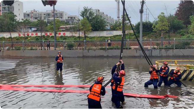 麒麟區遭暴雨突襲|部分道路積水嚴重，消防緊急排澇解憂