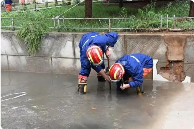 麒麟區遭暴雨突襲|部分道路積水嚴重，消防緊急排澇解憂