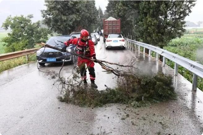 麒麟區遭暴雨突襲|部分道路積水嚴重，消防緊急排澇解憂